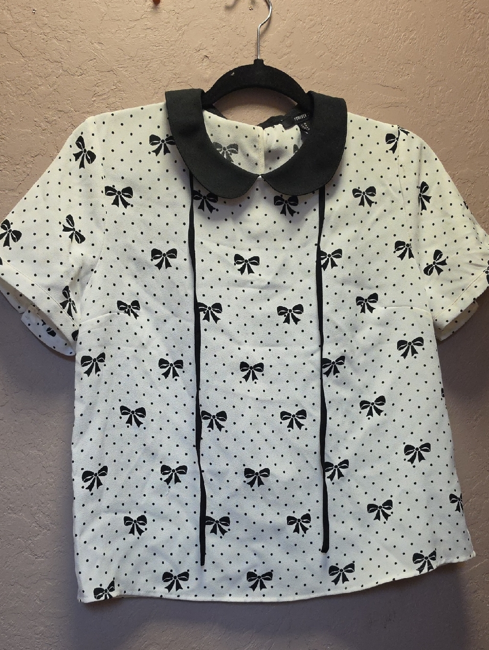FOREVER 21, SZ M, Short Sleeve White W/Black Bows And Dots.  NWOT #2601